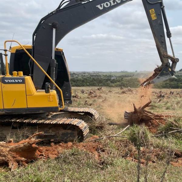 O Destocador Florestal FJC é utilizado na destoca e limpeza de tocos e raízes<br /> em plantações  de pinus, eucalipto e pastos. Nosso destocador pode ser<br /> aplicado em retroescavadeiras, mini escavadeiras e escavadeiras de médio e grande porte.