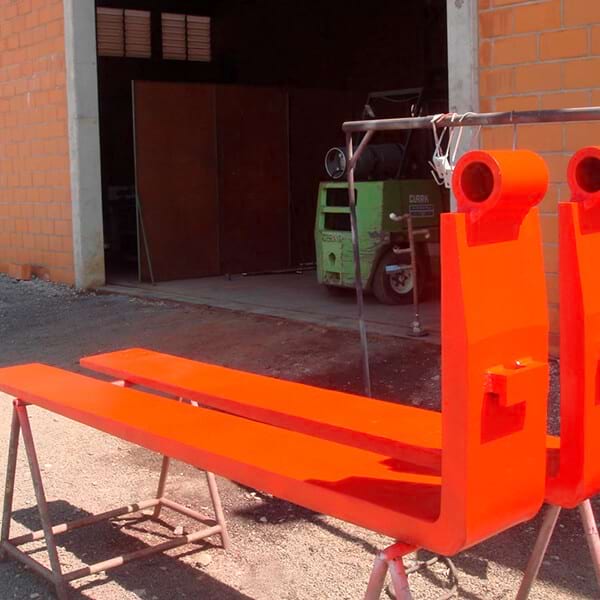 Garfos-Especiais-para-Empilhadeira-03 As unidades hidráulicas inversor de carga para empilhadeira são centrais completas que suprem as necessidades de equipamentos estacionários e fazem parte dos nossos componentes de fabricação própria. Acompanham estações como por exemplo as Estações Troca Palete e Tombador de Tanques.