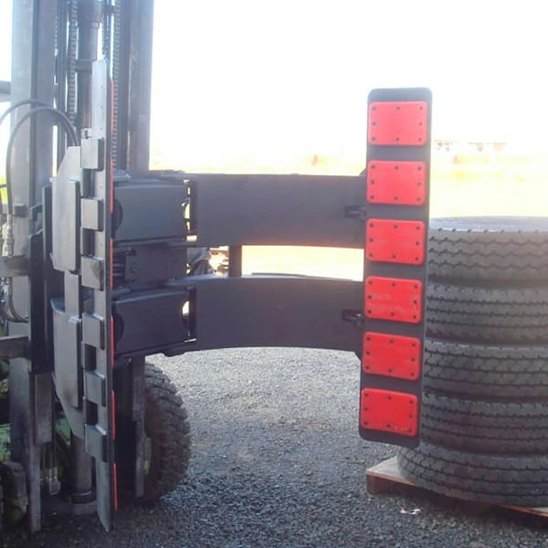 Garra para Pneus A Garra para pneus FJC é fabricada para manuseio de vários pneus simultaneamente, gerando muita agilidade e praticidade nas operações. Fabricamos em diversos modelos, sempre visando atender a necessidade de nossos clientes.