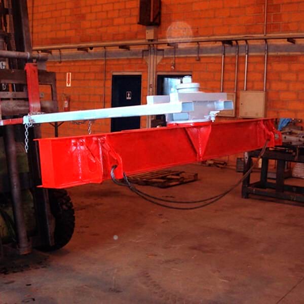 Transportador de rolos possibilita o transporte de rolos na horizontal e também possui o sistema de giro integrado facilitando o manuseio de seu material.