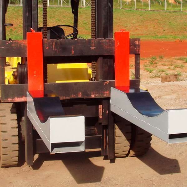 Transportador de rolos possibilita o transporte de rolos na horizontal e também possui o sistema de giro integrado facilitando o manuseio de seu material.