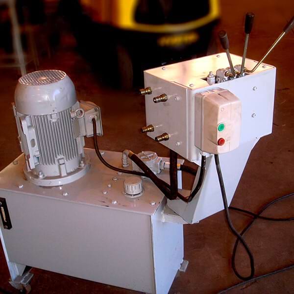 unidade-hidraulica Transportador de rolos possibilita o transporte de rolos na horizontal e também possui o sistema de giro integrado facilitando o manuseio de seu material.