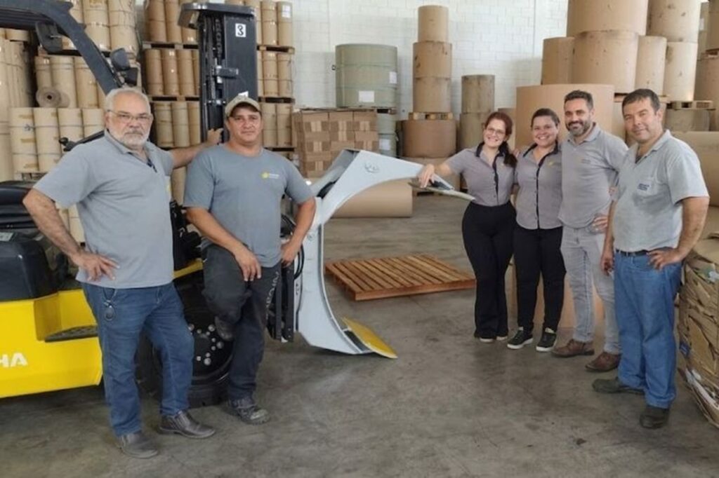 As garras para bobinas FJC são projetadas para atender diferentes necessidades, com capacidade para transportar bobinas de diversos diâmetros, pesos e tipos de papel.