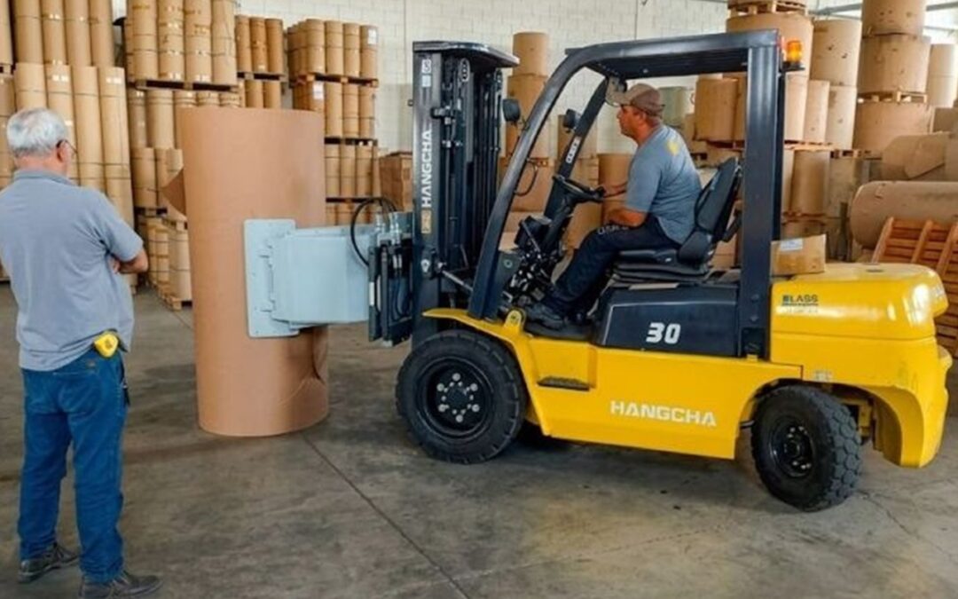 As garras para bobinas FJC são projetadas para atender diferentes necessidades, com capacidade para transportar bobinas de diversos diâmetros, pesos e tipos de papel.