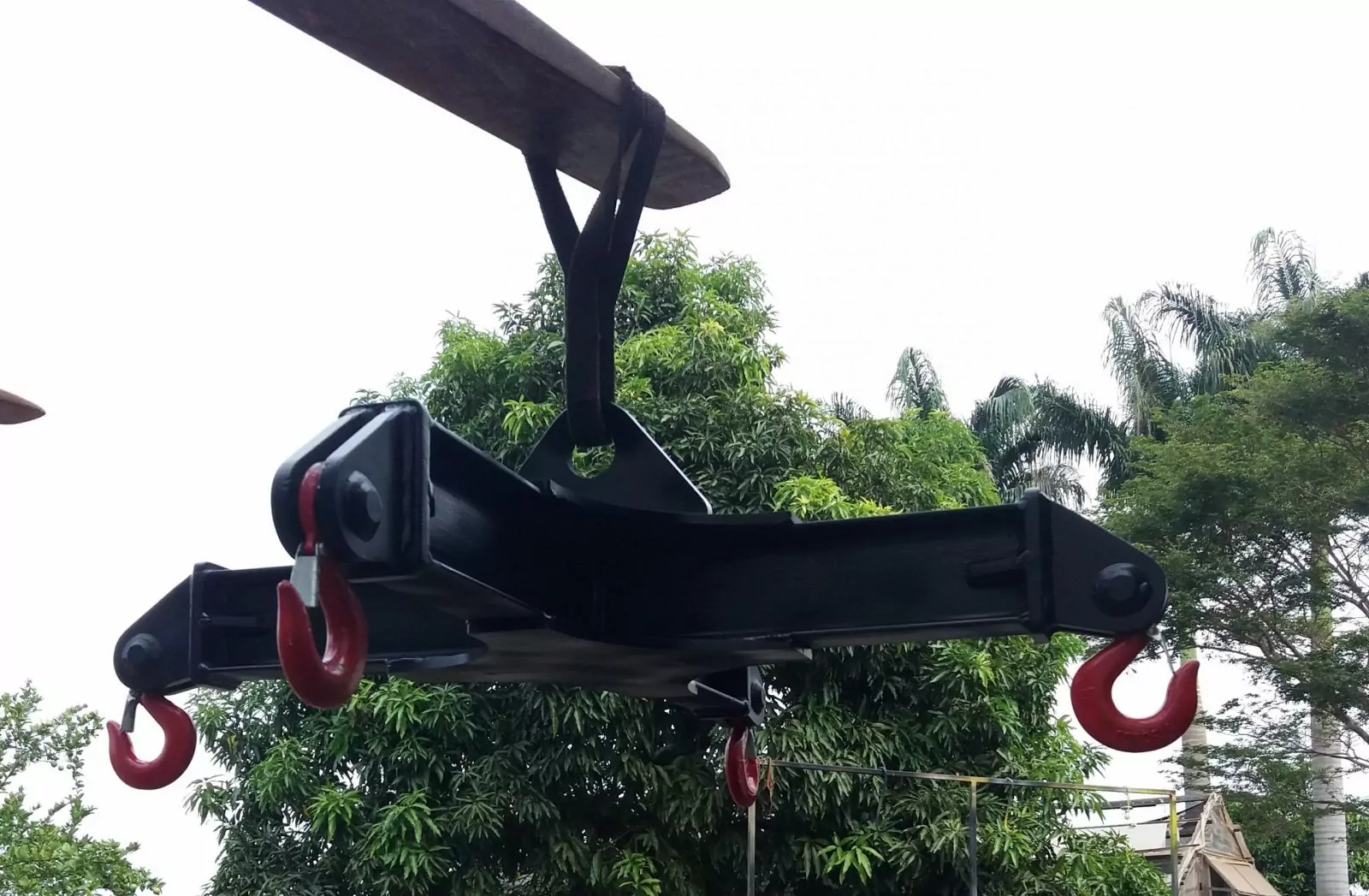 Equipamento desenvolvido para a movimentação de cargas com quatro pontos de içamento proporciona uma movimentação segura de BIG BAGs. Produzido com quatro ganchos com trava de segurança que facilmente são acoplados aos olhais das sacarias, proporcionando uma movimentação segura e estável da carga.