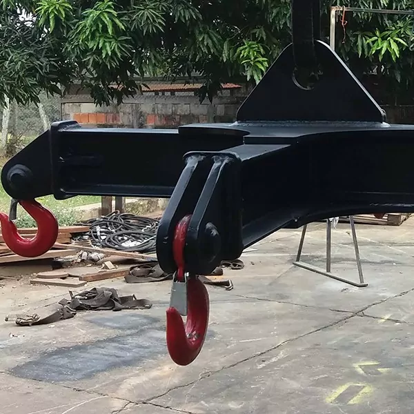 Cruzeta ou Balancim para Içamento de Big Bags Equipamento desenvolvido para a movimentação de cargas com quatro pontos de içamento proporciona uma movimentação segura de BIG BAGs. Produzido com quatro ganchos com trava de segurança que facilmente são acoplados aos olhais das sacarias, proporcionando uma movimentação segura e estável da carga.