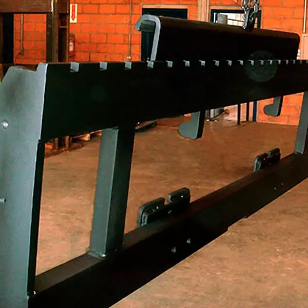 A niveladora de doca eletro-hidráulica FJC são equipamentos utilizados na operação de carga e descarga de mercadorias.</p><p>Tem a função de compensação de alturas entre a doca de carregamento e a carroceria dos veículos de carga. São fabricadas para suportar variações de peso em diferentes níveis.