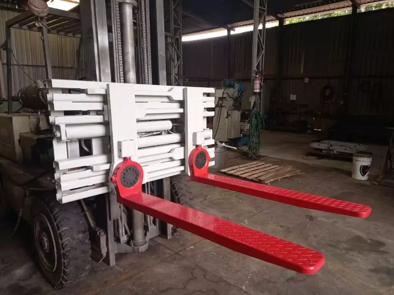 A garra com garfos giratórios ou Turnafork da FJC é fabricada para o transporte de uma grande variedade de cargas, podendo ser paletizadas ou não. Com os garfos na posição normal pode-se transportar diversos tipos e tamanhos de paletes, já com os garfos girados na posição de 90º, pode-se transportar fardos, caixas, pneus entre outros. Temos a opção do giro dos garfos manual e hidráulico.