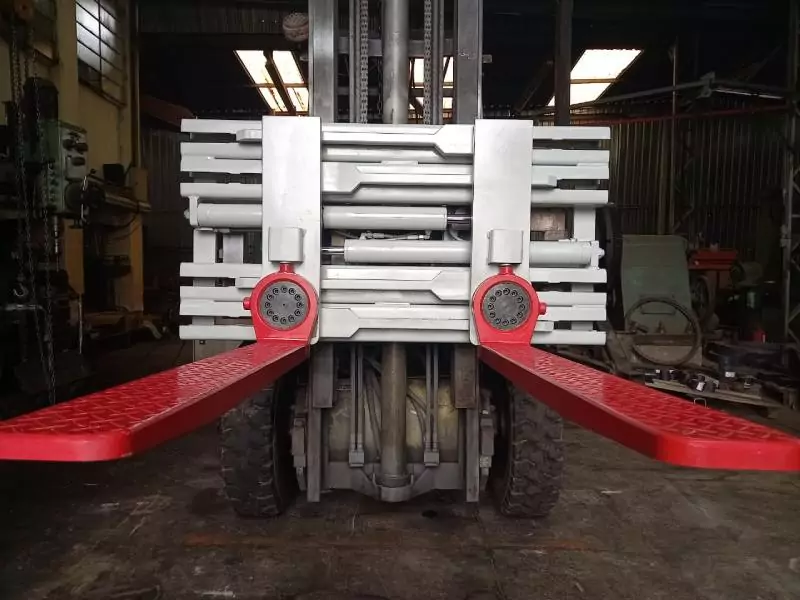 A garra com garfos giratórios ou Turnafork da FJC é fabricada para o transporte de uma grande variedade de cargas, podendo ser paletizadas ou não. Com os garfos na posição normal pode-se transportar diversos tipos e tamanhos de paletes, já com os garfos girados na posição de 90º, pode-se transportar fardos, caixas, pneus entre outros. Temos a opção do giro dos garfos manual e hidráulico.