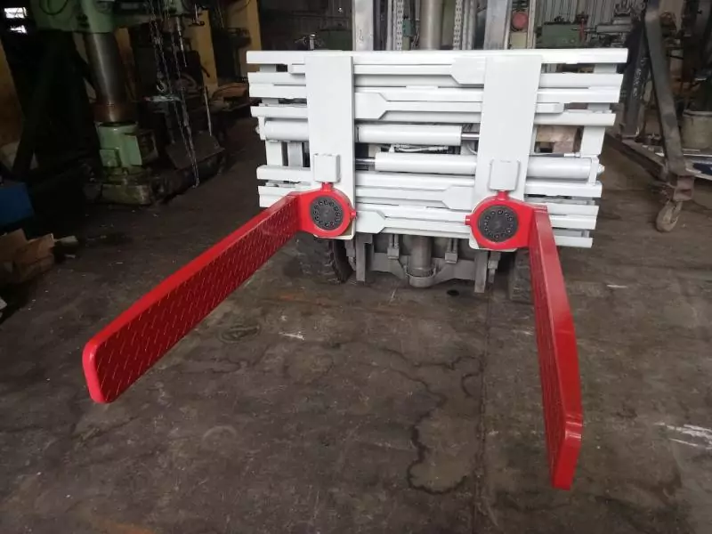 A garra com garfos giratórios ou Turnafork da FJC é fabricada para o transporte de uma grande variedade de cargas, podendo ser paletizadas ou não. Com os garfos na posição normal pode-se transportar diversos tipos e tamanhos de paletes, já com os garfos girados na posição de 90º, pode-se transportar fardos, caixas, pneus entre outros. Temos a opção do giro dos garfos manual e hidráulico.