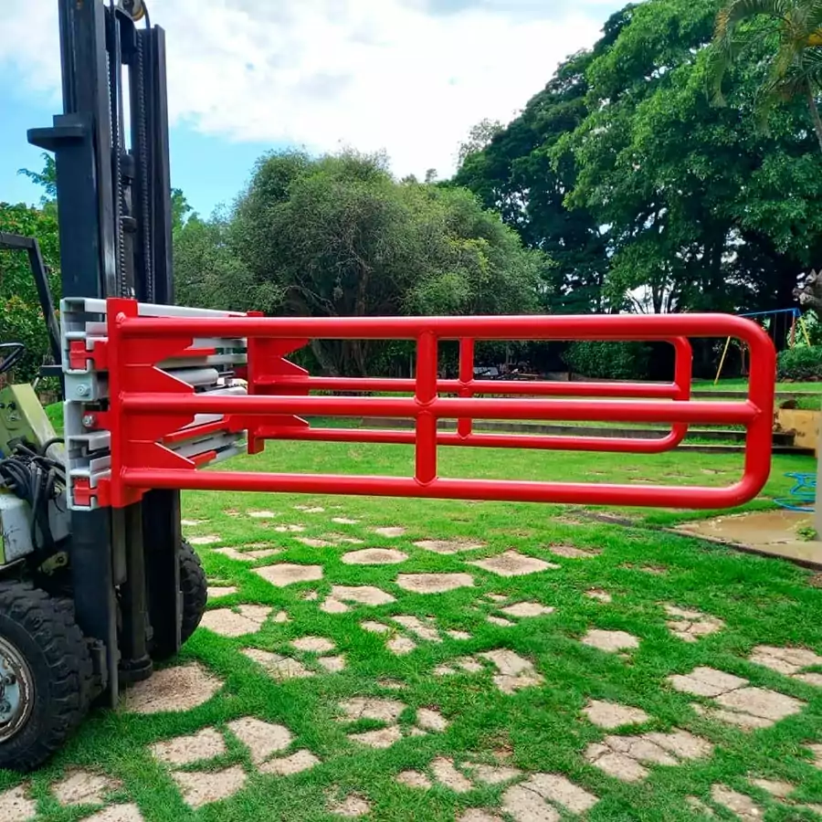 Garra para Espuma FJC é o equipamento desenvolvido para a movimentação de blocos e fardos espuma; equipamento que proporciona uma grande agilidade e rapidez nas operações e sem causar danos na carga.