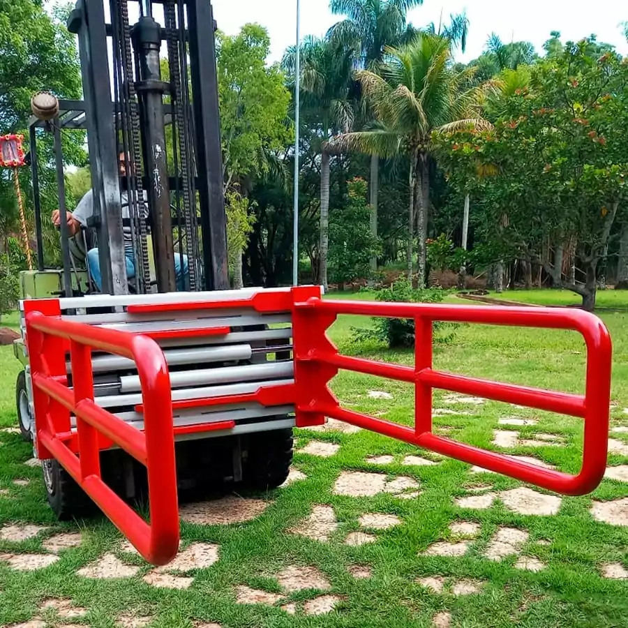 Garra para Espuma FJC é o equipamento desenvolvido para a movimentação de blocos e fardos espuma; equipamento que proporciona uma grande agilidade e rapidez nas operações e sem causar danos na carga.