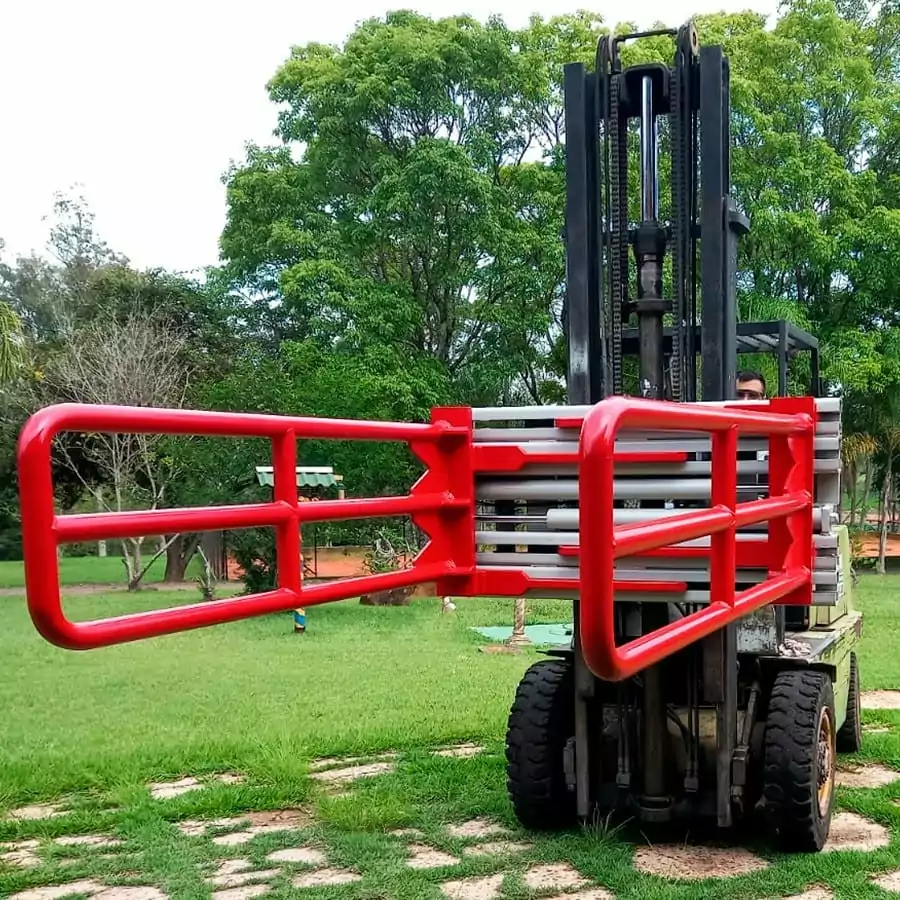 Garra para Espuma FJC é o equipamento desenvolvido para a movimentação de blocos e fardos espuma; equipamento que proporciona uma grande agilidade e rapidez nas operações e sem causar danos na carga.