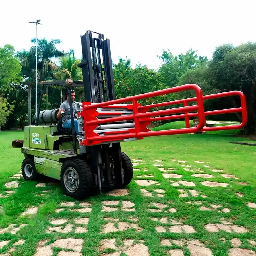 Garra para Espuma Garra para Espuma FJC é o equipamento desenvolvido para a movimentação de blocos e fardos espuma; equipamento que proporciona uma grande agilidade e rapidez nas operações e sem causar danos na carga.