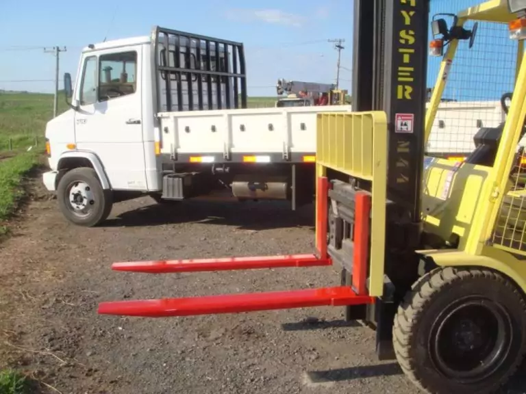 Grafo para Empilhadeira e prolongados de garfo é usado nas cargas de tamanhos especiais (mais compridas). De forma segura e pratica, seu manuseio é simples e não necessita do uso de ferramentas. É feito sob medida para o garfo do cliente.