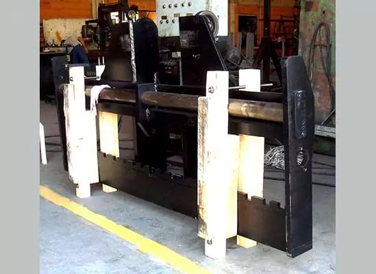 A utilização do deslocador lateral ou Porta Garfo para Empilhadeira - GDB - é tão interessante que hoje a maioria dos fabricantes de empilhadeiras fornecem como item de fabrica. Sua utilização traz vantagens como economia de pneus, combustível, redução do desgaste de freios e outras mas a principal vem da economia do tempo de trabalho. Pode ser montado por sobreposição ou integrado ao carro porta garfos , seja qual for o modelo e tamanho da empilhadeira.