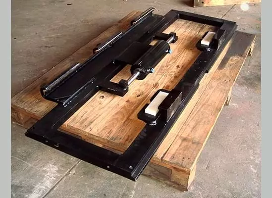 A utilização do deslocador lateral ou Porta Garfo para Empilhadeira - GDB - é tão interessante que hoje a maioria dos fabricantes de empilhadeiras fornecem como item de fabrica. Sua utilização traz vantagens como economia de pneus, combustível, redução do desgaste de freios e outras mas a principal vem da economia do tempo de trabalho. Pode ser montado por sobreposição ou integrado ao carro porta garfos , seja qual for o modelo e tamanho da empilhadeira.