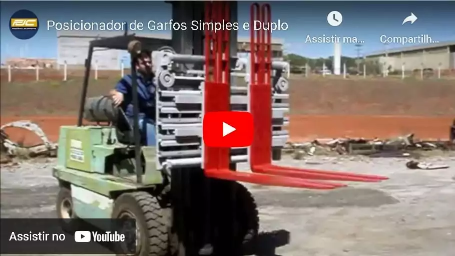 Os Posicionadores de garfos Simples e Duplos da FJC são acessórios que aumentam significativamente a produtividade e otimizam as operações trazendo mais economia e em tempo de carga e descarga de produtos, pois podem ser transportados dois paletes de cada vez lado a lado economizando também em espaço entre as cargas. Caso queira fazer o transporte de somente um palete é preciso somente executar o fechamento dos garfos que são acionados hidraulicamente pelo comando da empilhadeira.