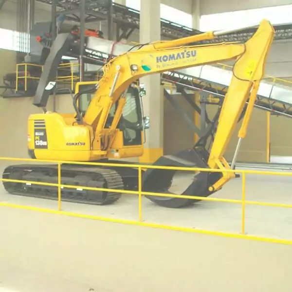 Empilhadeira Clamp - garras para uso geral da FJC podem ser acopladas em escavadeiras, retroescavadeiras e maquinários florestais. As garras são produzidas com aço de alta resistência, sua estrutura é fabricada em aço especial com buchas e pinos temperados para maior durabilidade e menor manutenção.