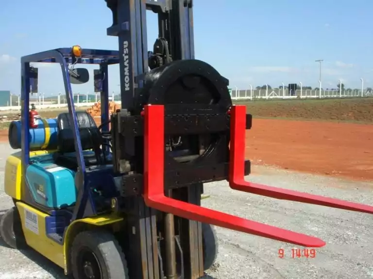 É um equipamento que proporciona rapidez e segurança no despejo de materiais. Utilizado para despejar caçambas com minérios, sucata, aparas, lixo industrial, cargas líquidas, cadinhos com metais líquidos, caixas com frutas, legumes ou cereais, peças fundidas e forjadas. Possui giro de 360° contínuos nos dois sentidos, opera com os garfos originais da empilhadeira e possibilita o travamento e fixação dos garfos em diversas posições.